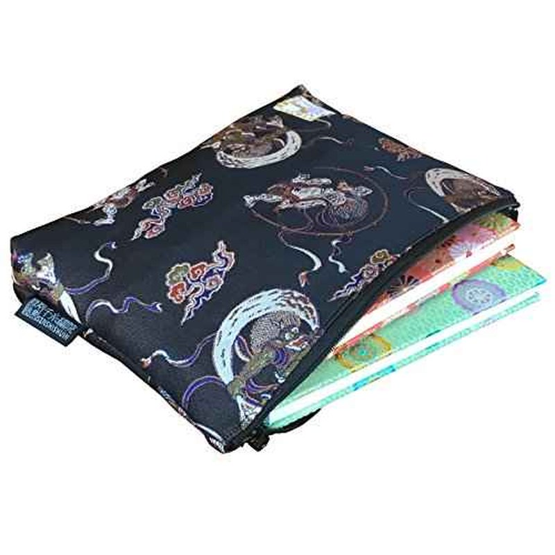 Brocade zipper pouch, lined with Nishijin brocade, size M.