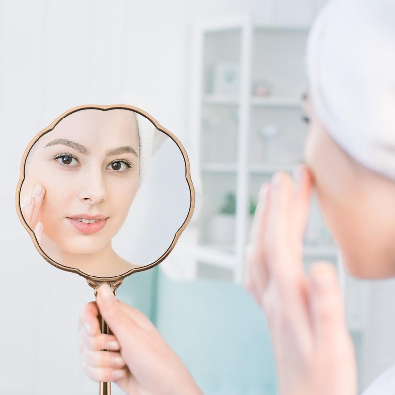 Hand Mirror, Handheld Mirror with Hummingbird Embossed Patterns (Metal), Unique Gifts for Women Birthday Gift for Women Mom Her, Elegant Cosmetic Mirror (Gold)