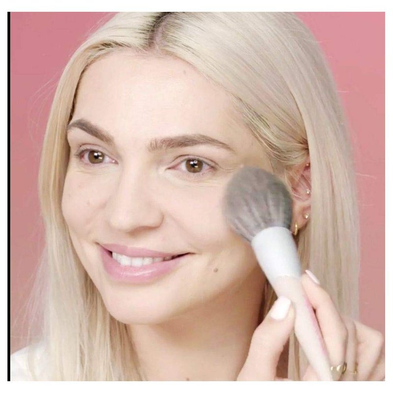 beautyblender BIG BOSS Makeup Powder Brush & Cooling Roller for Blush, Bronzer and Foundation. Vegan, Cruelty Free and Made in the USA