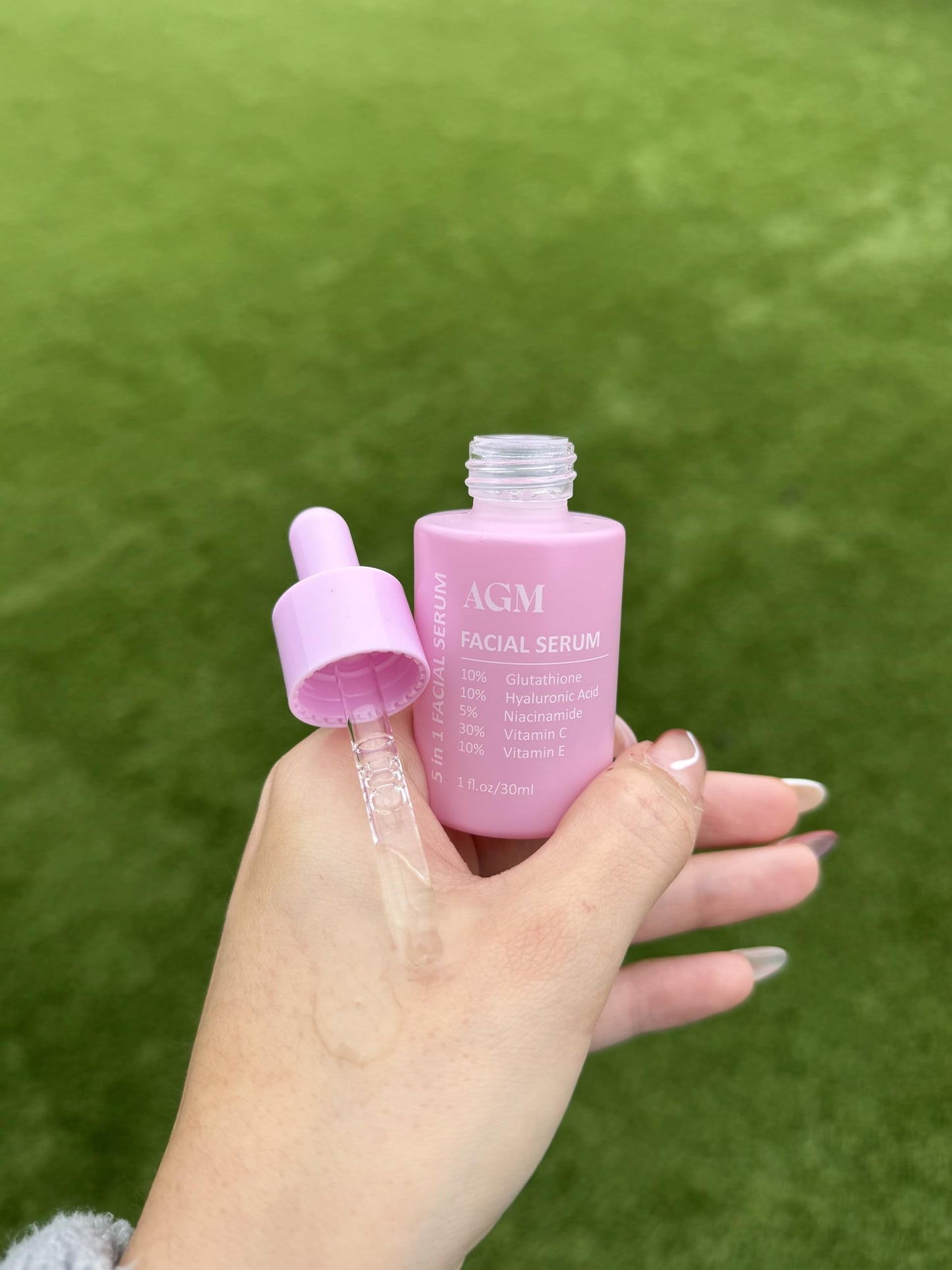 SERUM FACIAL 5 EN 1 - GLUTATIÓN,ÁCIDO HIALURÓNICO, VITAMINA C, VITAMINA E Y NIACINAMIDA - ANTIMANCHAS E HIDRATANTE, ANTIEDAD, ILUMINADOR, ANTIACNÉ, CONTROLADOR DE GRASA Y REAFIRMANTE - 30 ML