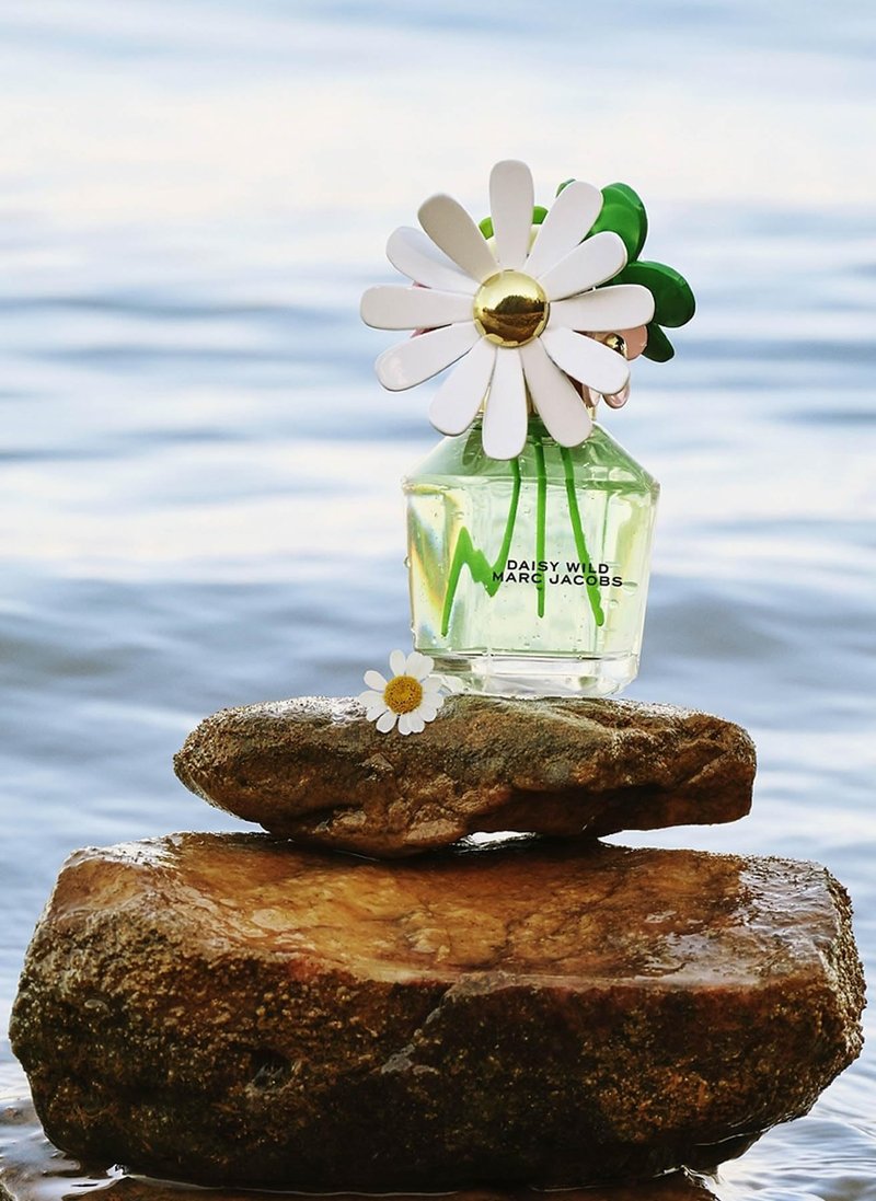 Marc Jacobs Daisy Wild Eau de Parfum - Adventurous Floral Women's Perfume - With Notes of Banana Blossom Accord, Jasmine & Macadamia Accord, Sandalwood & Vetiver des Sables 1.67 fl. Oz