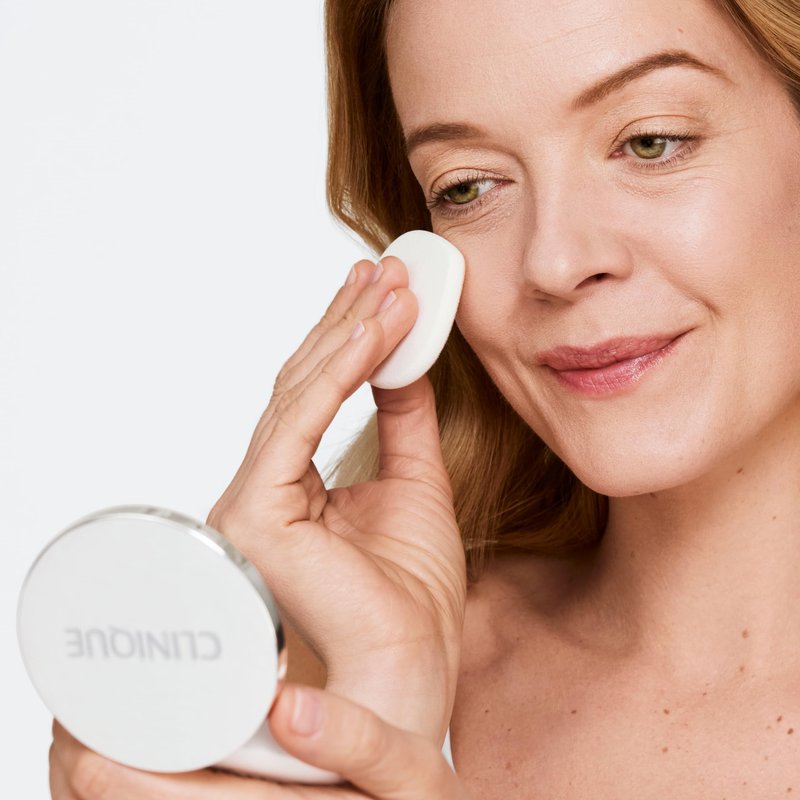 Clinique Beyond Perfecting Powder Lightweight Full Coverage Foundation + Concealer For Dry Combination to Oily Skin Types, Ivory, 0.51 Ounce
