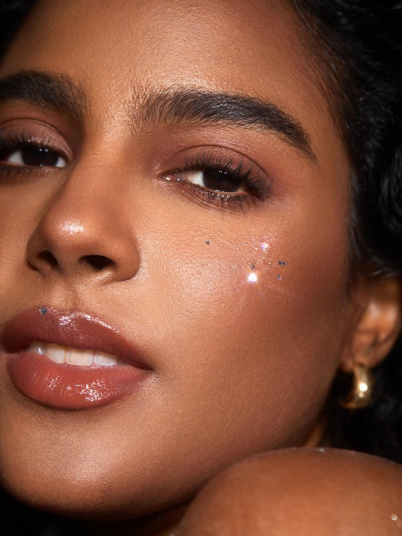 SHEGLAM Party Starter Body Highlighter Glitter Gel Quick-Drying and Non-Sticky Glitter Spray Liquid Highlighter for Face, Hair, Body - Ice Breaker