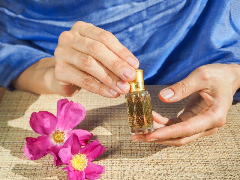 Desert Rose Perfume Oil 12 mL – Elegant Floral Oriental with Turkish Rose Amber and Musk. Alcohol Free Long Lasting Oil, Compliment Magnet