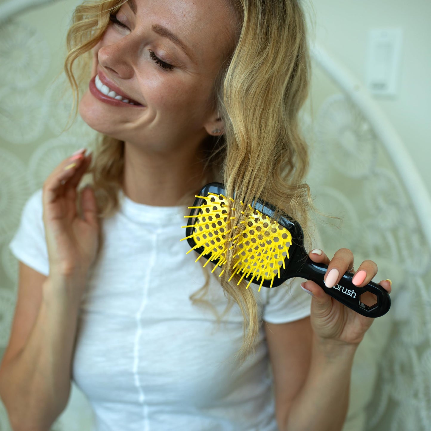 FHI Heat UNbrush Detangling Brush for Pain-Free Brushing on All Wet or Dry Hair Types — Durable DuoFlex Anti-Static Bristles, Lightweight Handle, Vented Hair Brush, Sunburst