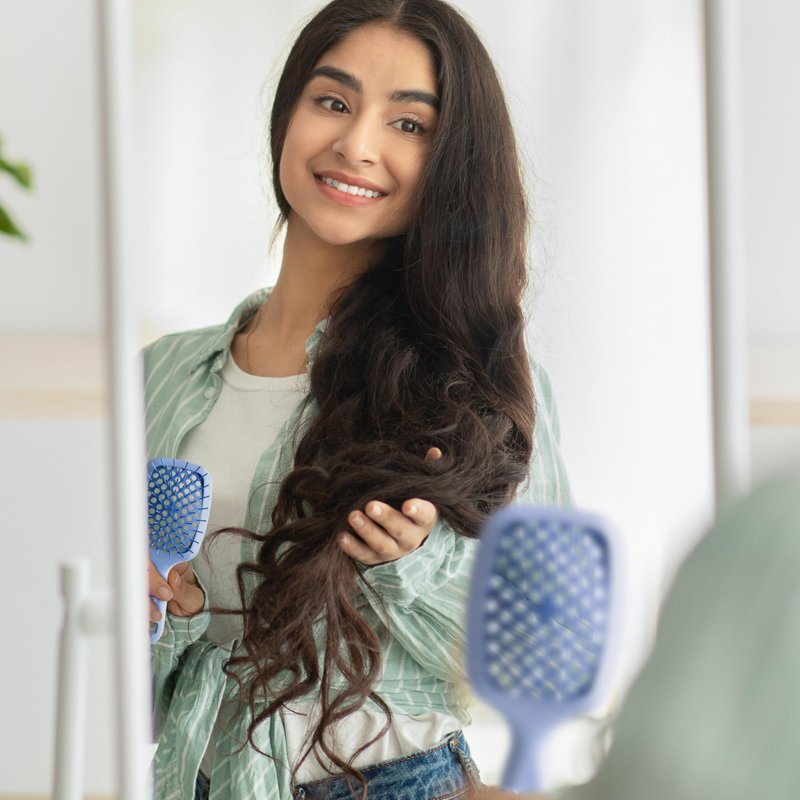 FHI Heat UNbrush Mini Detangler Brush for Pain-Free Brushing on All Wet or Dry Hair Types — Durable Duoflex Anti-Static Bristles, Lightweight Handle, Vented Mini Hair Brush, Periwinkle Light Blue