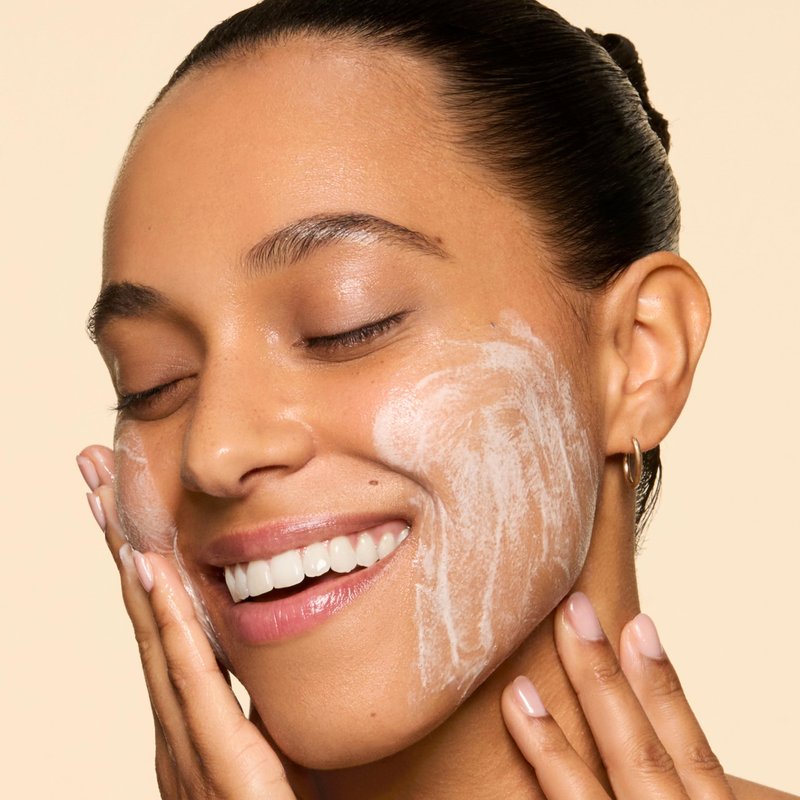 Honest Beauty Sensitive Skin Calming Cream Cleanser, Gently Cleanses Hydrates Calms, Hypoallergenic, Fragrance-Free, Vegan, 4 fl oz