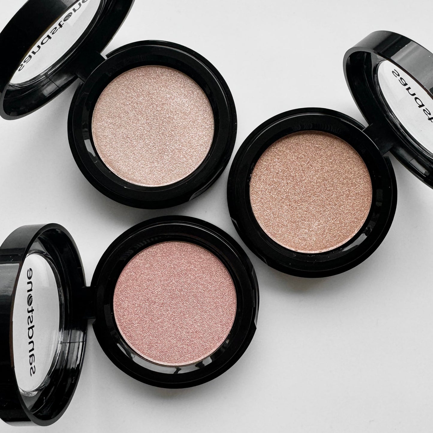 Sandstone Scandinavia Hypoallergenic Powder Highlighter (Golden Champagne)