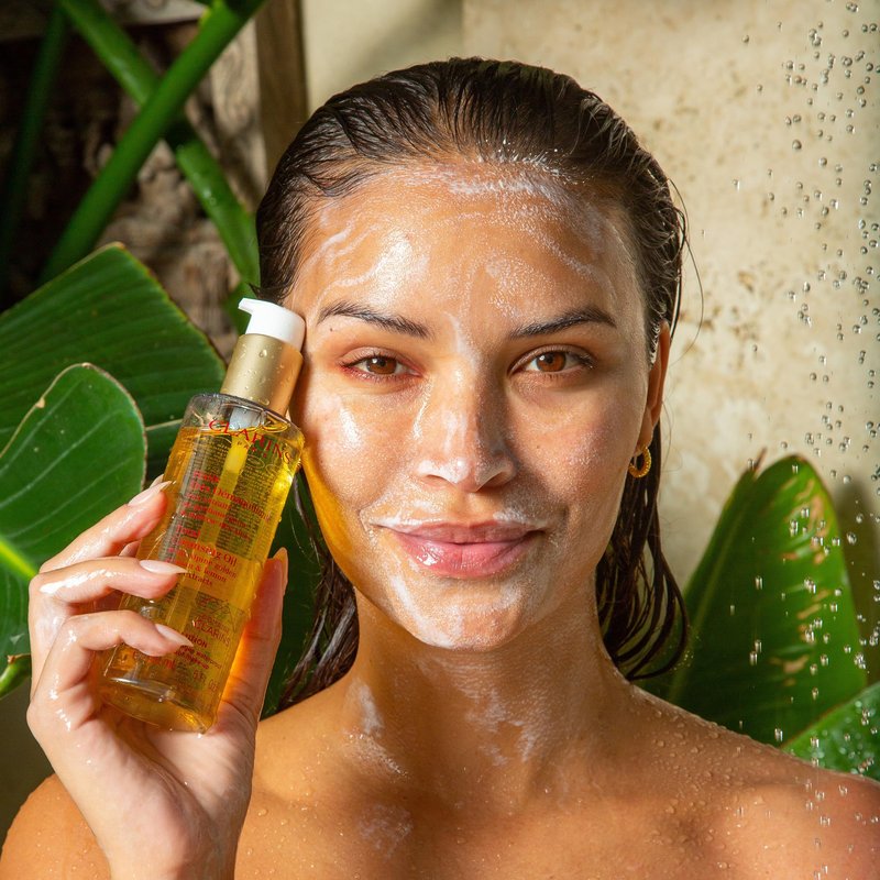 Clarins Total Cleansing Oil | Removes Long-Wearing, Heavy and Waterproof Makeup and Pollutants | Preserves Skin's Microbiota | Easy Rinse | Safe For Use On Face, Eyes and Lips | Dermatologist Tested