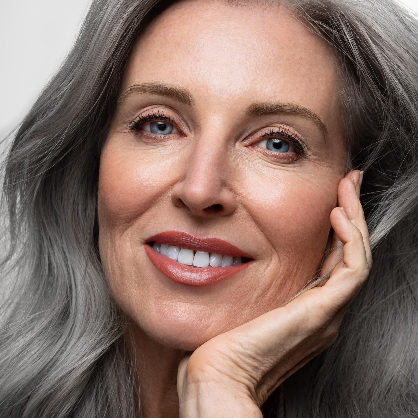 AGE beautiful Brightening Shampoo for Silver & Gray Hair, Clarifying Wash with CoQ10 + Charcoal, Removes Mineral Build-Up & Pollution for Bright, Shiny Hair, Sulfate-Free, Color-Safe