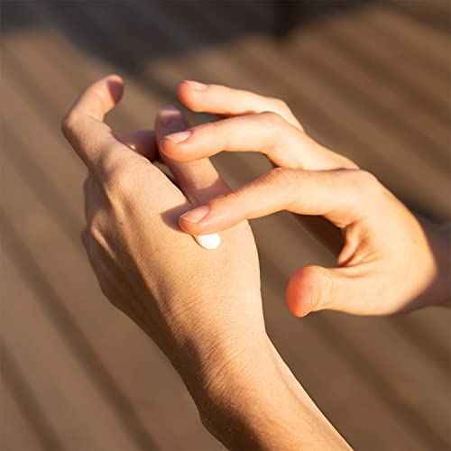 Panier des Sens - Pretty Hands Set - Almond Mini Hand Cream + Nail & Cuticle Oil - 97% Natural, Shea Butter & Sweet Almond - Travel Gift Set for Dry, Cracked Hands - French Skincare Holiday Gift