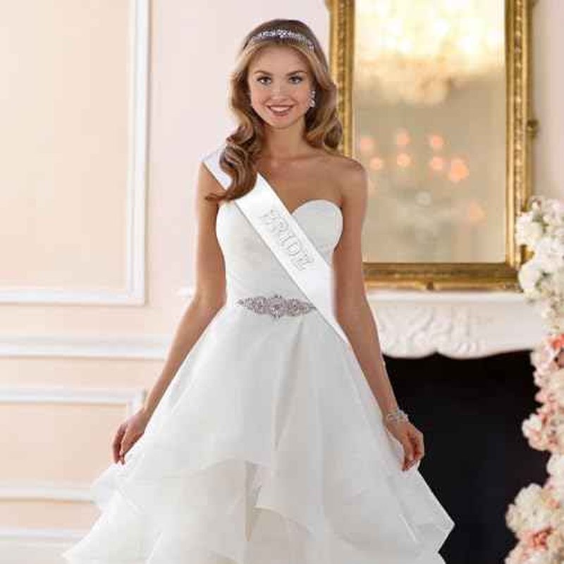 Etercycle Bride Sash, Bride To Be Sash Bridal Gifts, White Pearls Rhinestones Sashes Bachelorette Party Decorations Bridesmaid Favors With Adjustable Diamond Pin