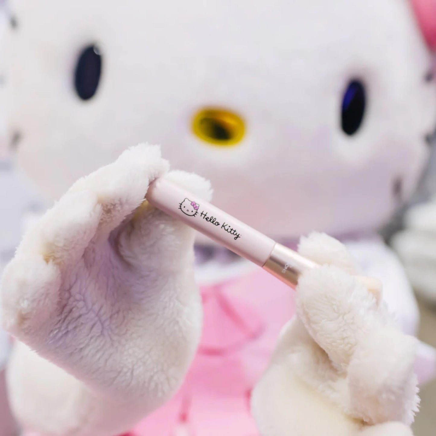 Impressions Vanity Hello Kitty The Core 6 PCs Makeup Brush set with Aluminum Ferrule, Super Soft Makeup Brushes for Foundation, Face Powder, Blending, Defined Shadow, Eye Shadow, and Liner (Pink)