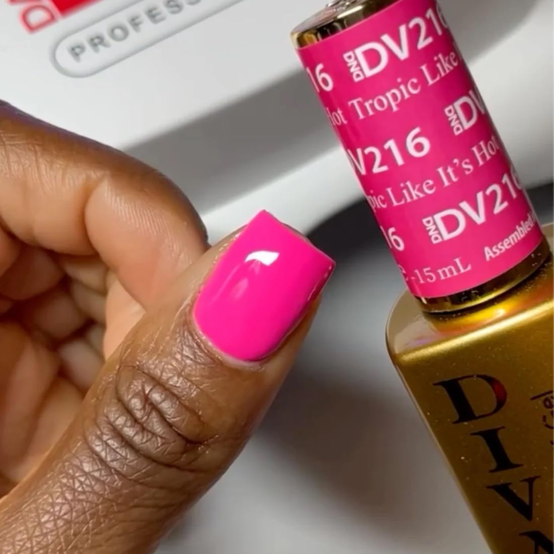 DND Diva Gel Polish Set, First Class Collection, UV/LED Gel Polish and Air Dry Nail Lacquer, Matching Chip-Free Polish Duo, 216 Tropic Like It’s Hot, 0.5 Fl Oz