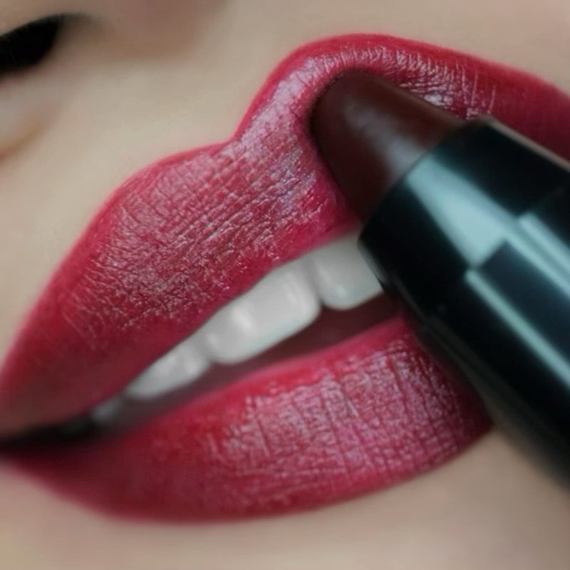 Reina Rebelde Fresa Bold Lip Color Stick High Pigmentation Deep Berry Red Lipstick/Moisturizing Full-Coverage with Satin Finish/High Density/Vegan & Cruelty, Paraben, Phthalate-Free