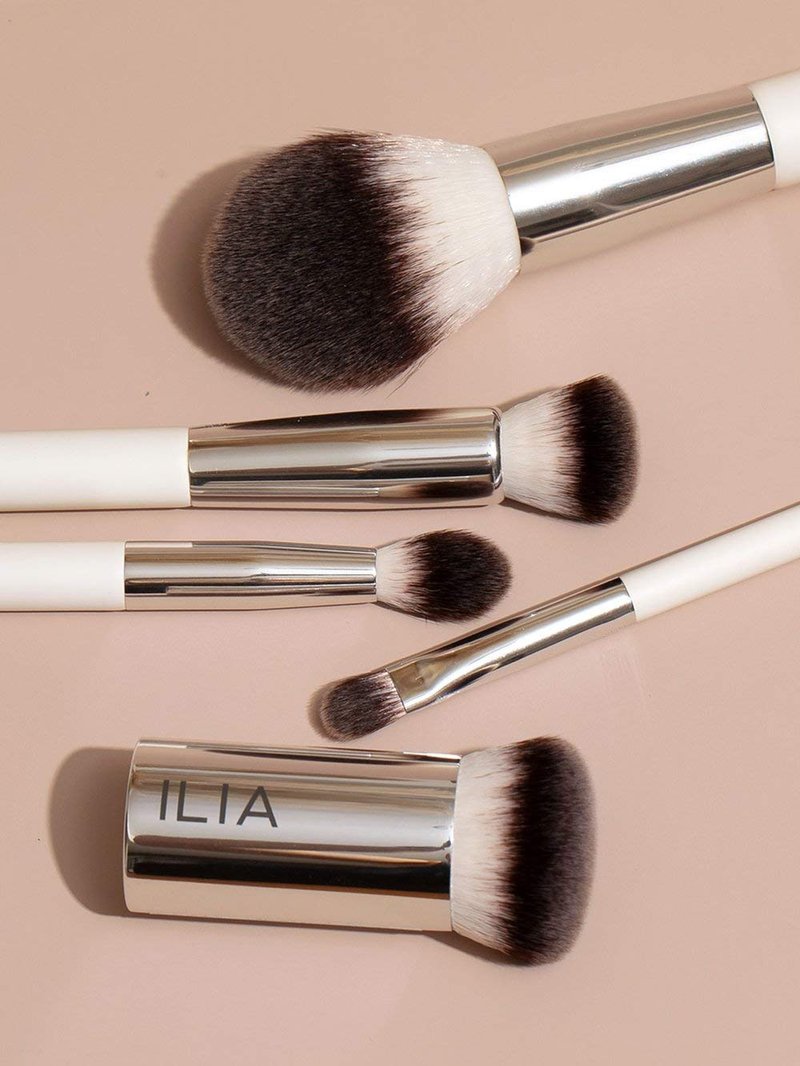 ILIA - Perfecting Buff Brush | Versatile Brush For Cream or Liquid Products Made with Aluminum + Soft, Vegan Bristles | Smooth Finish | Expertly Crafted | Non-Toxic, Vegan, Cruelty-Free, Recyclable