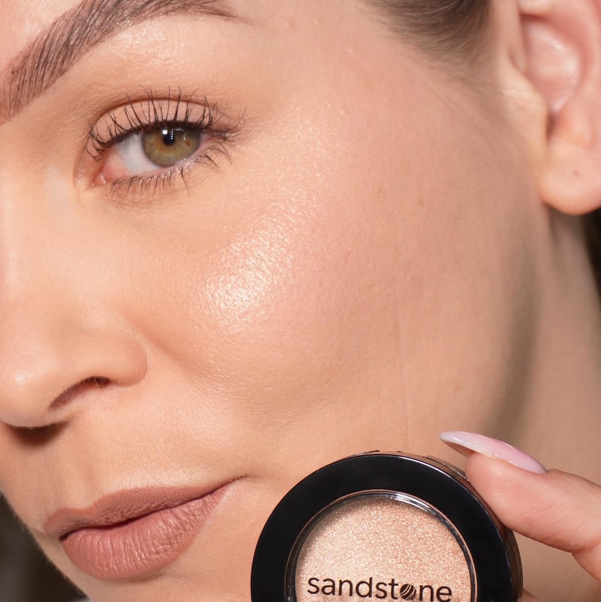 Sandstone Scandinavia Hypoallergenic Powder Highlighter (Golden Champagne)