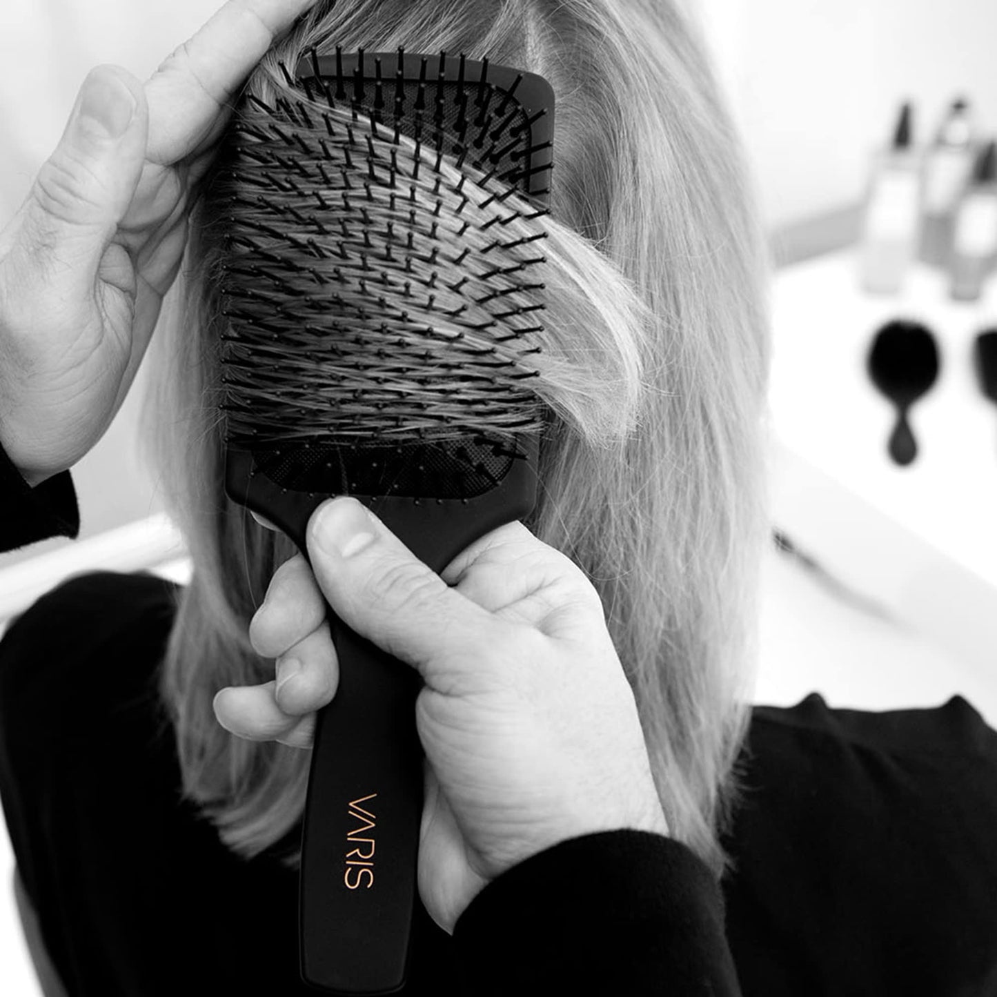 VARIS Paddle Brush
