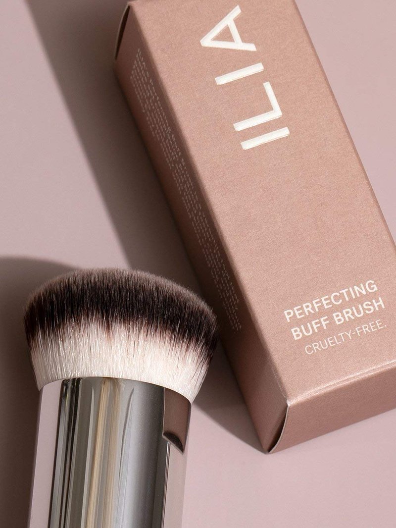 ILIA - Perfecting Buff Brush | Versatile Brush For Cream or Liquid Products Made with Aluminum + Soft, Vegan Bristles | Smooth Finish | Expertly Crafted | Non-Toxic, Vegan, Cruelty-Free, Recyclable