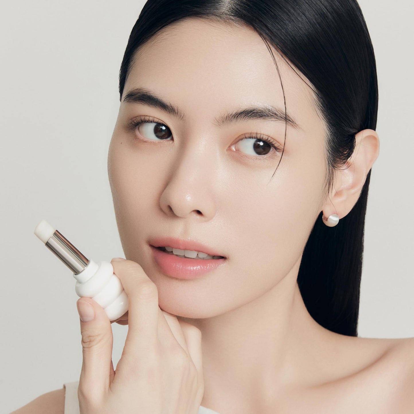 Sulwhasoo Glowing Lip Balm | Hydrating Korean Lip Treatment | Moisturizing Balm Smooths Dry Lips & Enhances Shine | Nourishing Care for Soft Radiant Finish.