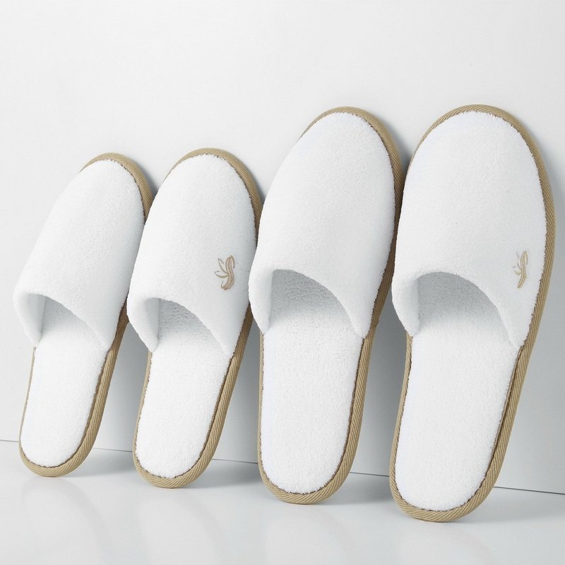 BERGMAN KELLY Spa Slippers, Closed Toe (Medium & Large, 12 Pairs, White + Cocoa Trim), Disposable Indoor Hotel Slippers for Men and Women, Fluffy Coral Fleece, Deluxe Padded Sole for Extra Comfort