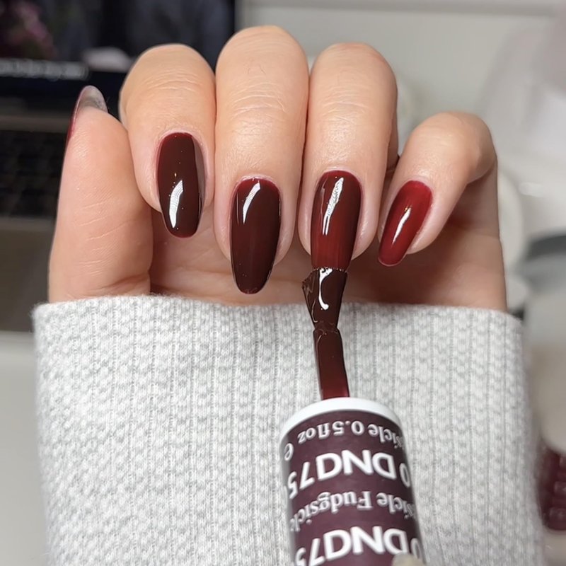 DND Gel Polish Set, Brown Collection, UV/LED Gel Polish and Air Dry Nail Lacquer, Matching Chip-Free Polish Duo, 750 Fudgsicle, 0.5 Fl Oz