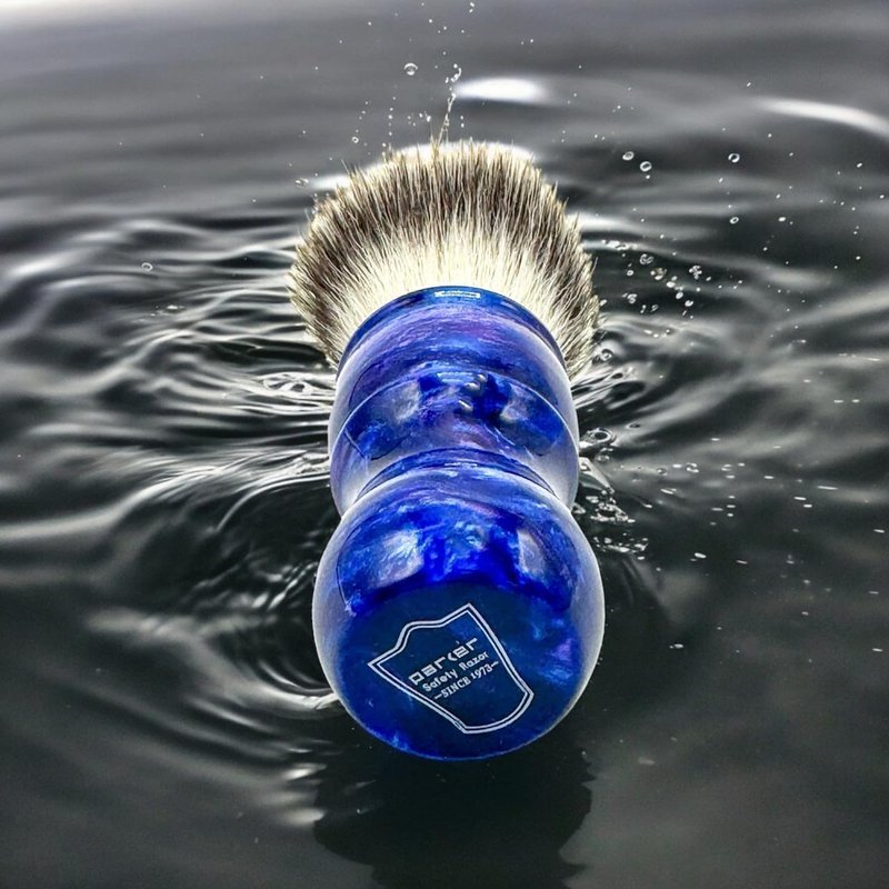 Parker “Blue Storm” Deluxe Synthetic Shaving Brush & Stand – 24 mm Knot, Iridescent Resin Handle, Ergonomic 122 mm Length, Handmade with a High Bristle Density for Rich Lather
