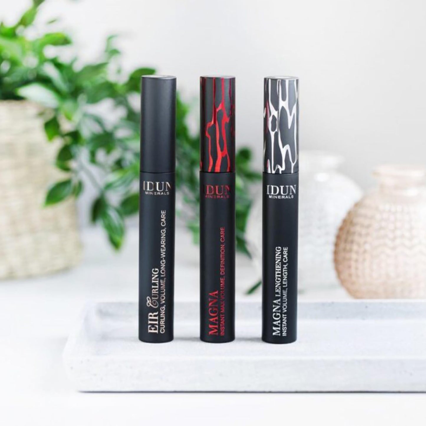 IDUN Minerals Magna Mascara - Volumizing, High Pigmented, Lash-Hydrating Formula Infused with Sunflower Seed Oil - for Sensitive Eyes - Vegan, Clump and Cruelty Free - 008 Black - 0.44 oz
