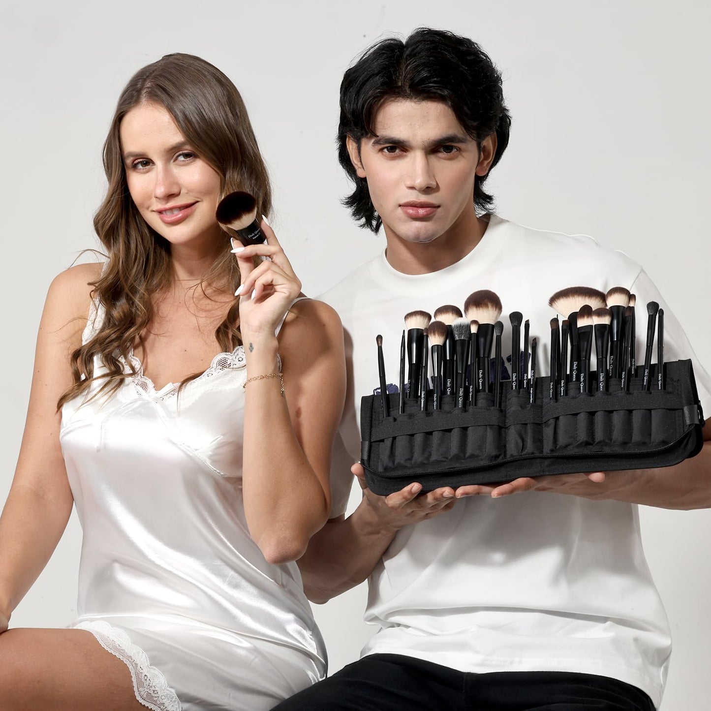 25 pcs Makeup Brush Set Holder Black Professional Kabuki Powder Concealers Eye shadows Blush Eyeliner Eyebrow Contour Eye blending Brushes (25pcs brush with holder)