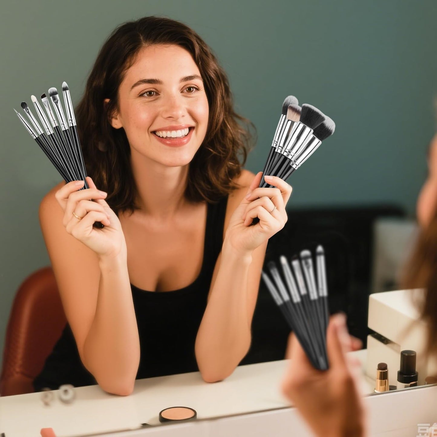 32-Piece Makeup Brush Set - Portable Travel Kit with Multi-Functional Tools | Ideal for Foundation & Blending