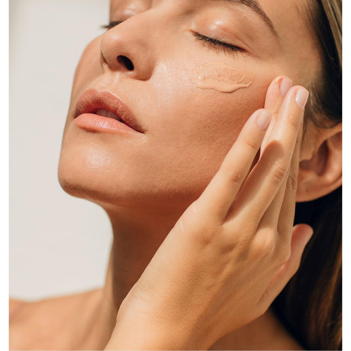 Babe Super Fluid Color Mattifying SPF 50 – Tinted Facial Sunscreen for Oily Skin – Oil-Free, Lightweight, Broad Spectrum UVA/UVB Protection – With Niacinamide & Carnosine – 50ml