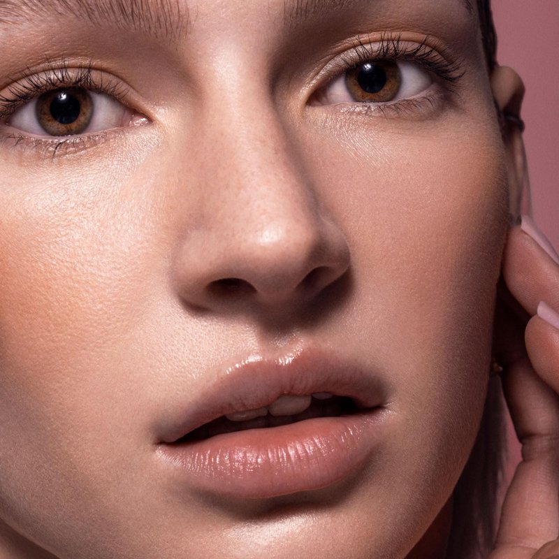 Lottie London Ready Set! Go Pressed in Warm Translucent, Setting Powder infused with Hyaluronic Acid, Long-wear & Soft-Focus Matte Finish