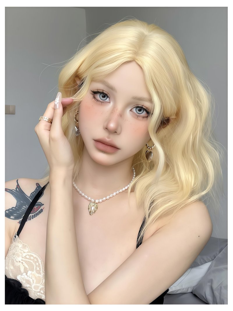 Aadesso Golden Blonde Long Wavy Wig 65cm Center Part Daily Synthetic Hair for Women East Asian Fashion K-pop Style Soft Waves Heat Resistant wig cap (25.6 Inch)