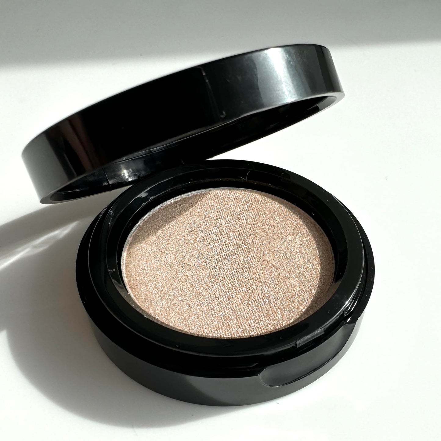 Sandstone Scandinavia Hypoallergenic Powder Highlighter (Golden Champagne)