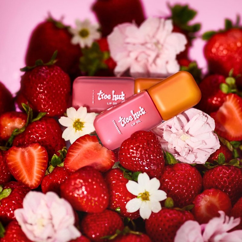 Tree Hut Strawberry Lip Oil - Hydrating Sheer Pink Glossy Formula for Smooth, Kissable Lips | 0.11 fl oz