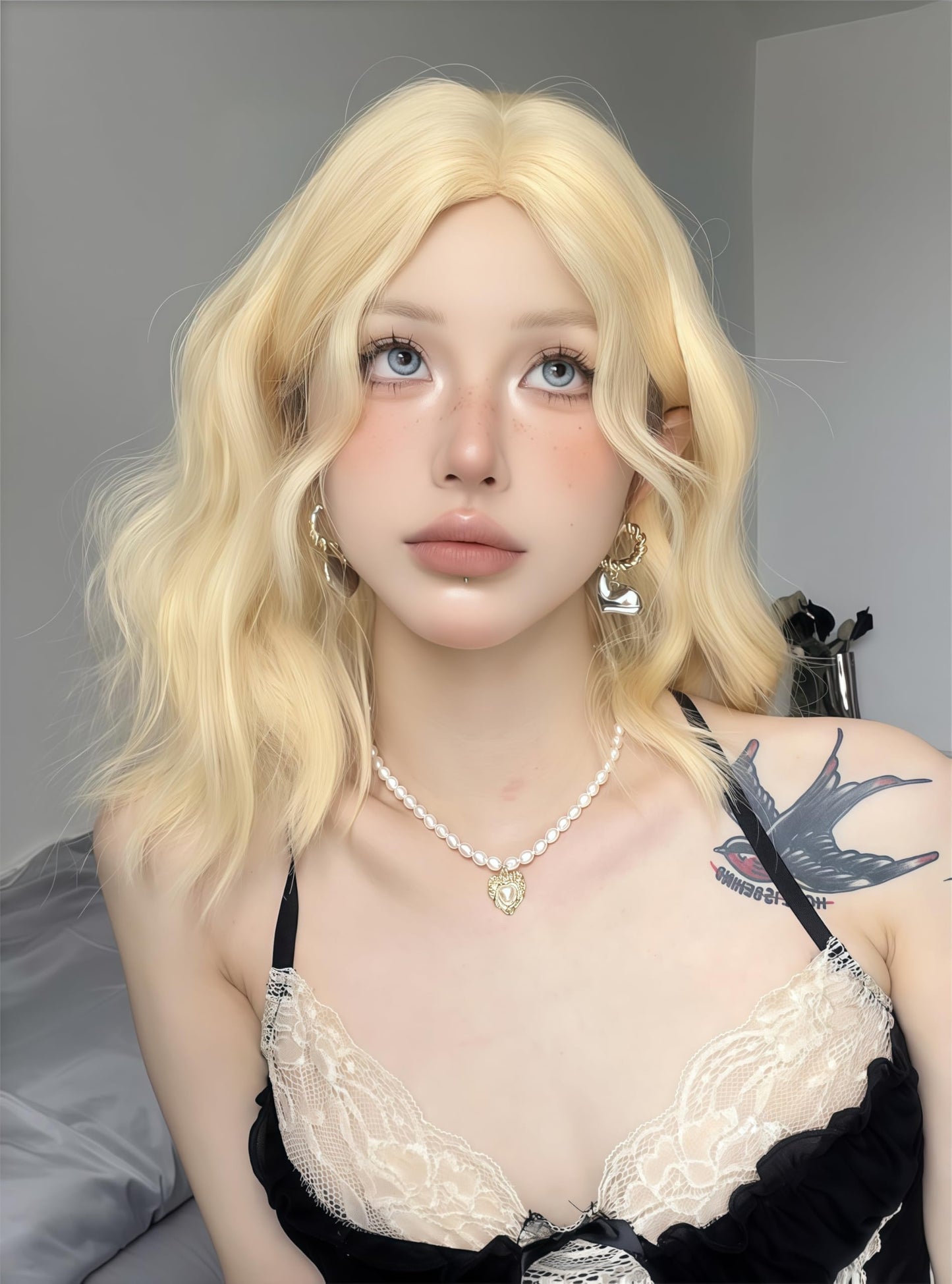 Aadesso Golden Blonde Long Wavy Wig 65cm Center Part Daily Synthetic Hair for Women East Asian Fashion K-pop Style Soft Waves Heat Resistant wig cap (25.6 Inch)