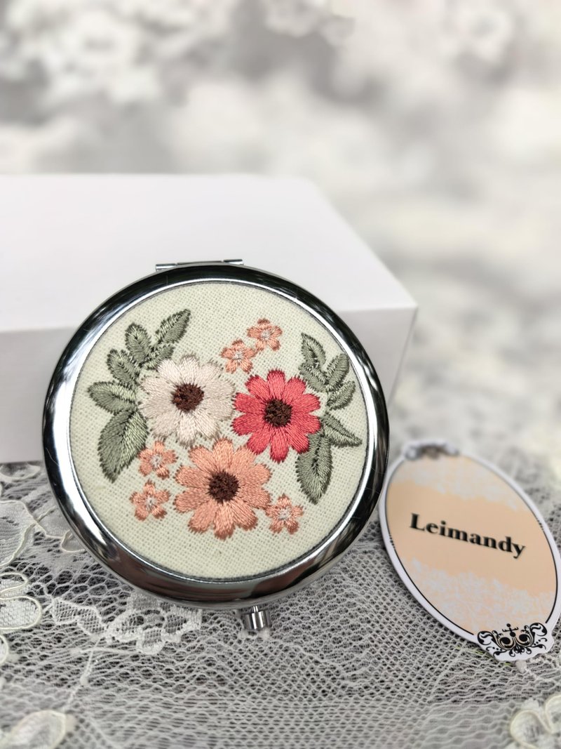 Leimandy 4-Piece Bridesmaid Compact Mirror Set - Double-Sided 1x/2x Magnification Embroidered Daisy Design Portable Purse Mirror for Wedding | Birthday L2 (Daisy Flower)