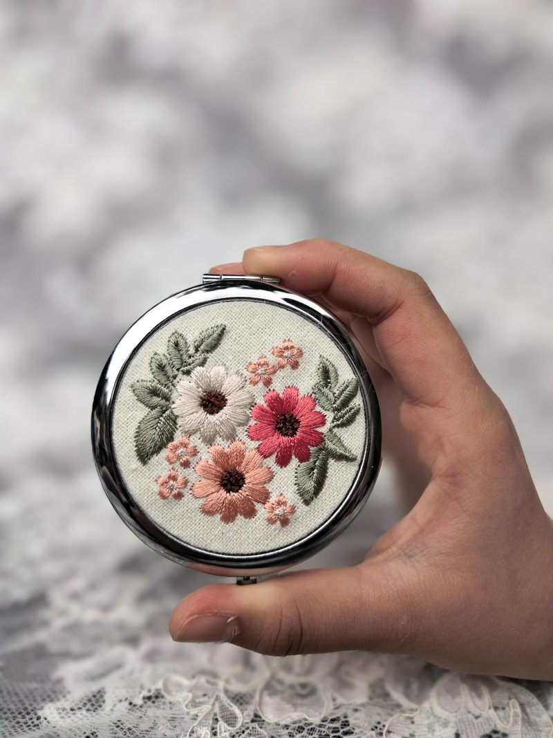 Leimandy 4-Piece Bridesmaid Compact Mirror Set - Double-Sided 1x/2x Magnification Embroidered Daisy Design Portable Purse Mirror for Wedding | Birthday L2 (Daisy Flower)