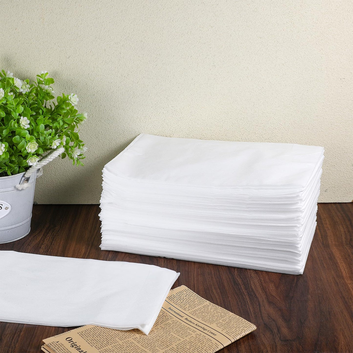 simarro 100Pcs Disposable Bed Sheets, 31.5x71 Inch Beauty Massage Table Sheets White Soft Breathable Non-Woven Fabric Bed Covers for Massage Table, Tattoo, SPA, Beauty Salon, Hotels
