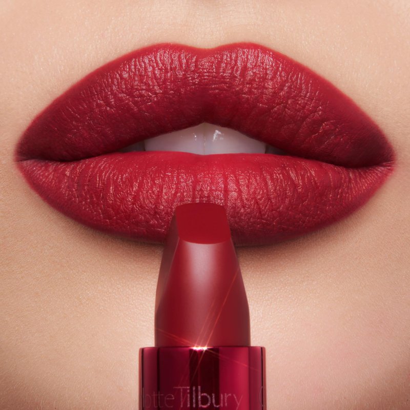 Charlotte Tilbury Matte Revolution Lipstick - Long Lasting, Matte Lipstick with Buildable Color & Lip-Loving Ingredients - Creamy, Easy to Blend Formula - Cinematic Red