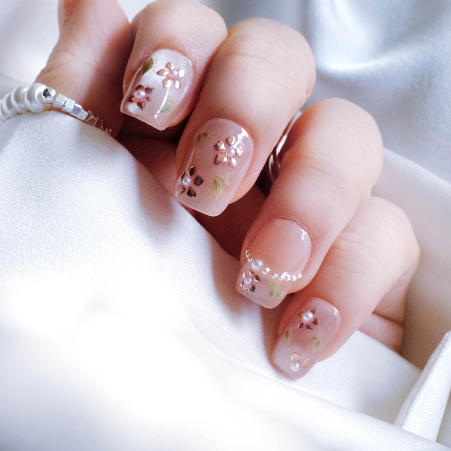 [GLORS] Short Square Press On Nails, Nude Pink with Rose Gold Foil and Pearl Accents, 10 Pieces (Large, SS)
