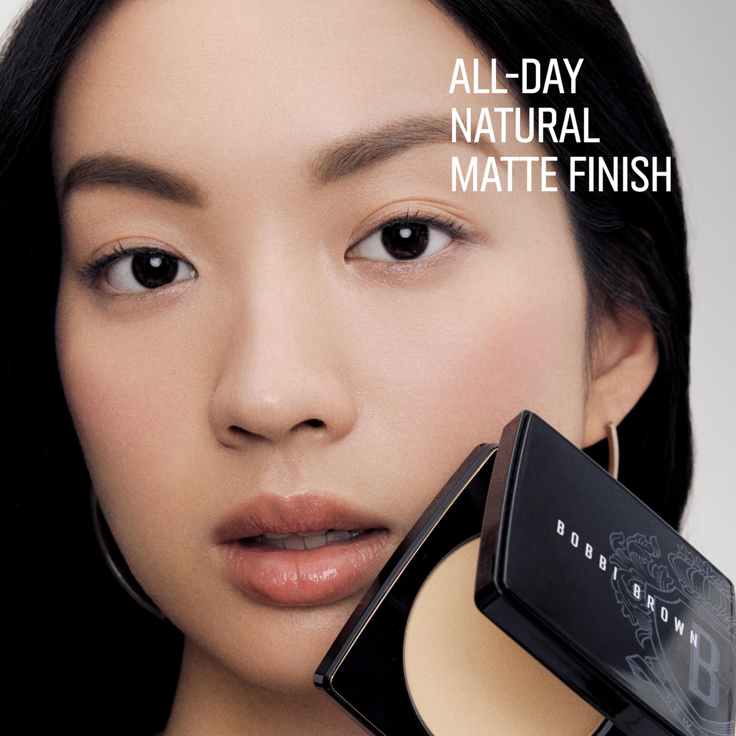 Bobbi Brown Sheer Finish Pressed Powder | Oil-Absorbing, Mattifying Setting Powder for All-Day Shine Control | Includes Puff, 0.32 Ounce, Soft Sand