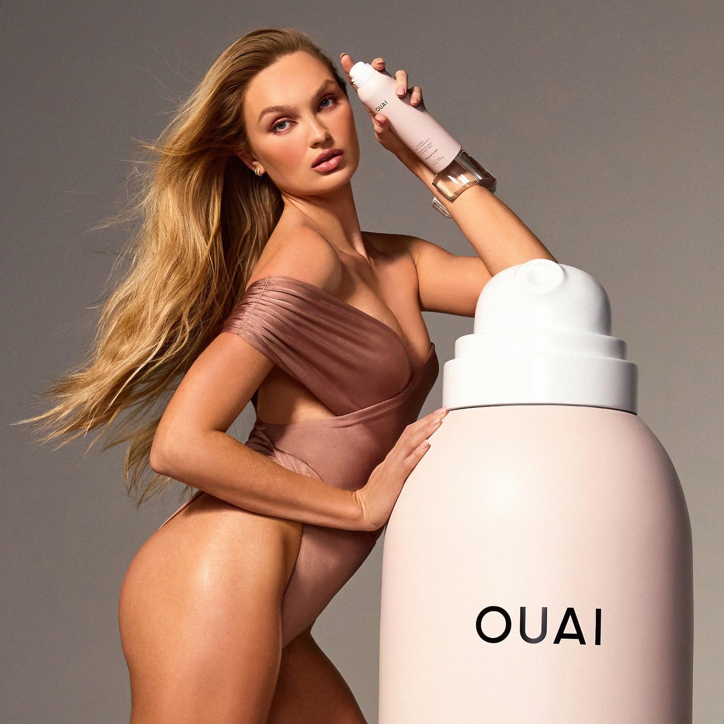 OUAI Super Travel Size Dry Shampoo - Volumizing Dry Shampoo - Absorbs Oil, Dirt & Sweat - Blends Seamlessly into Hair with Zero Residue & Enriched with a Long-Lasting Scent - Melrose Place (2 oz)