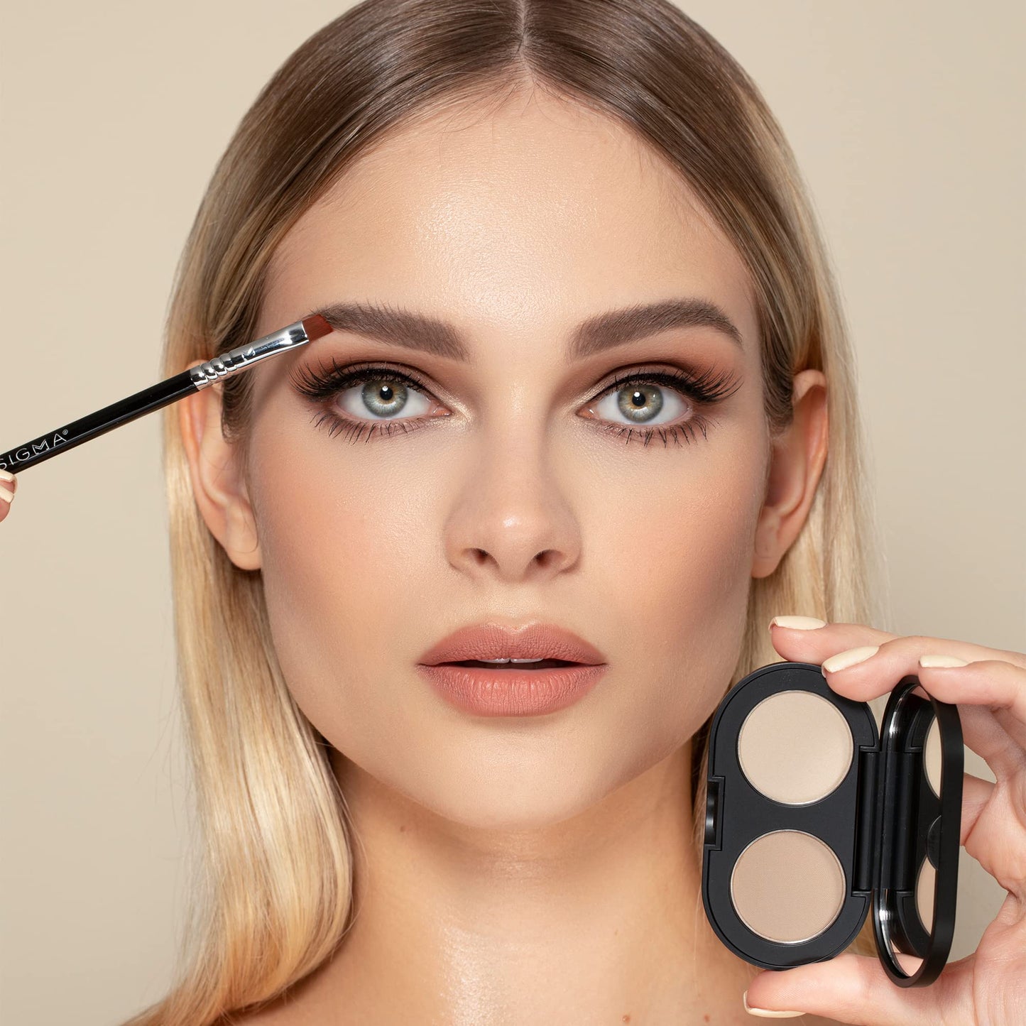 Sigma Beauty Color + Shape Brow Powder Duo - Eye Brow Palette for Natural, Defined Brows - Dark & Light Brow Powder to Tint & Highlight - Vegan, Paraban Free, Sulfate Free Mirror Included - Light