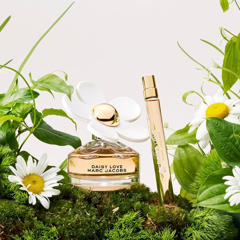 Marc Jacobs Daisy Love Eau de Toilette | Sweet Floral Women's Perfume with Cloudberries & Daisy Petals