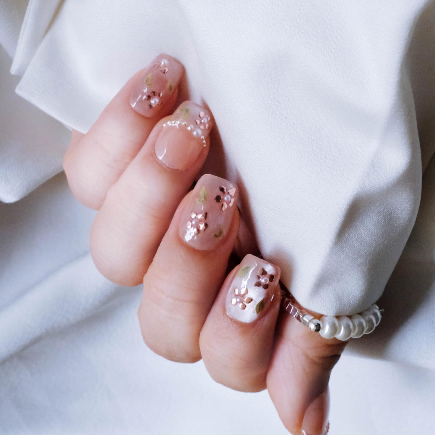 [GLORS] Short Square Press On Nails, Nude Pink with Rose Gold Foil and Pearl Accents, 10 Pieces (Large, SS)