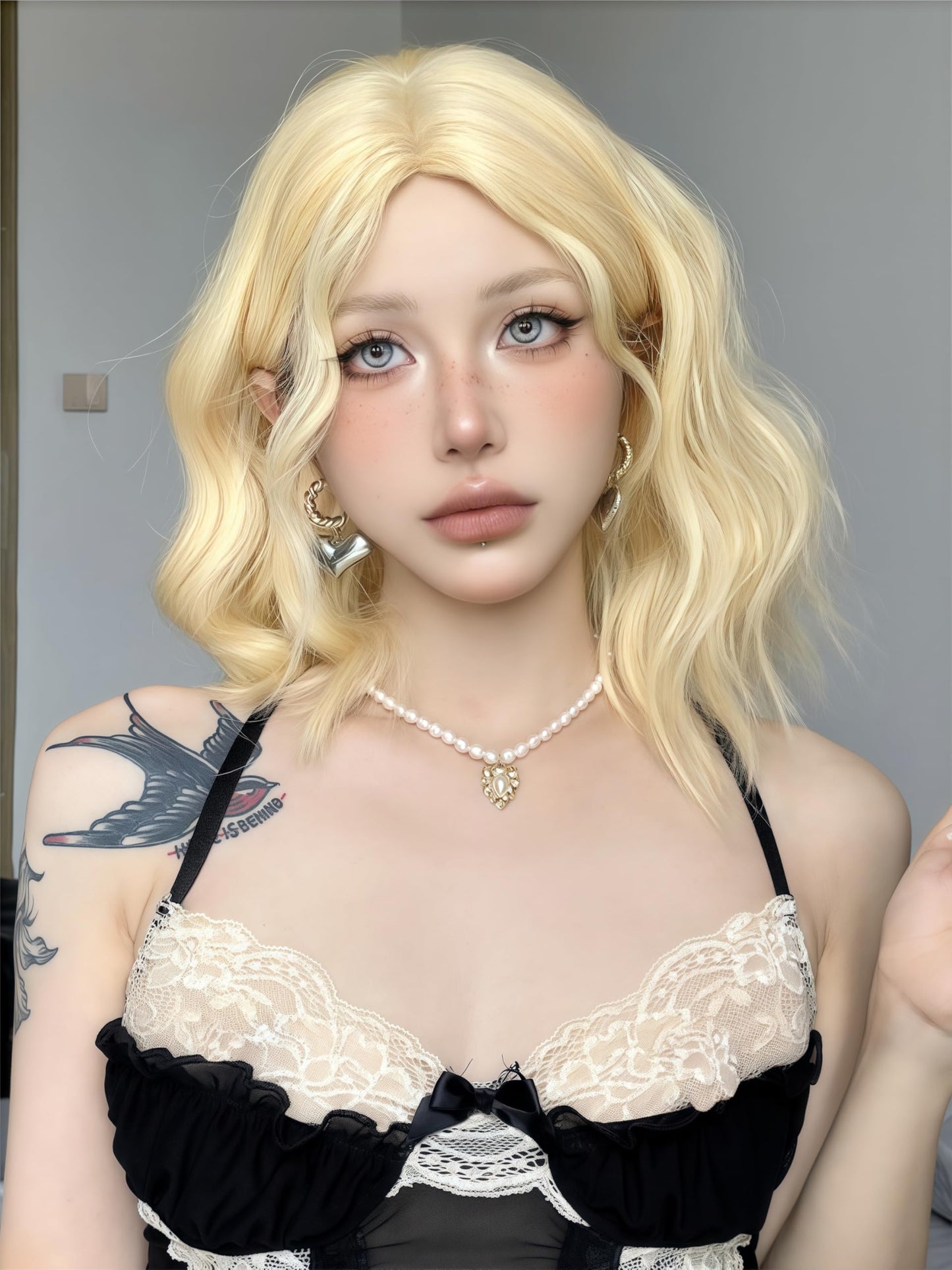 Aadesso Golden Blonde Long Wavy Wig 65cm Center Part Daily Synthetic Hair for Women East Asian Fashion K-pop Style Soft Waves Heat Resistant wig cap (25.6 Inch)