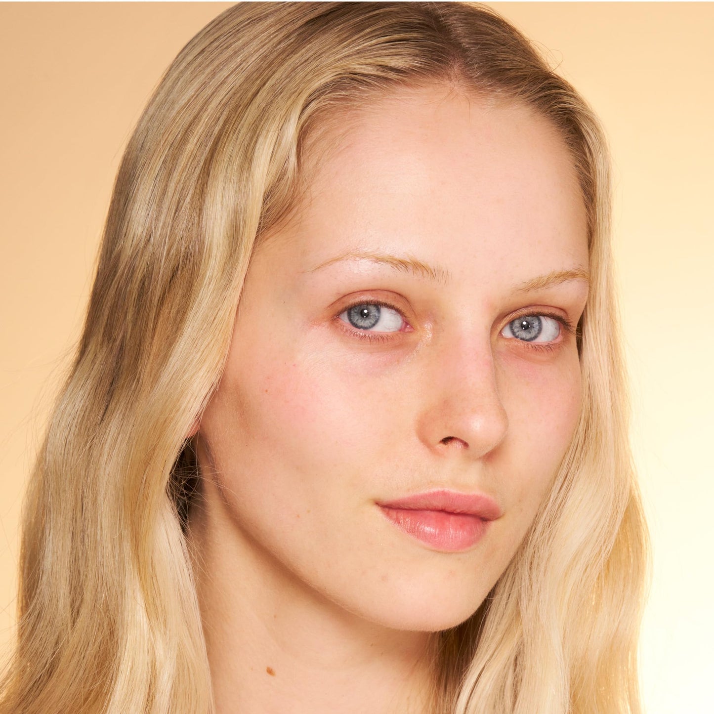 Charlotte Tilbury Beautiful Skin Blush for Cheeks & Lips - Multi-Use Cream Makeup for a Dewy, Sun-Kissed Glow - Infused with Moisturizing Vitamin E - Beach Peach Glow