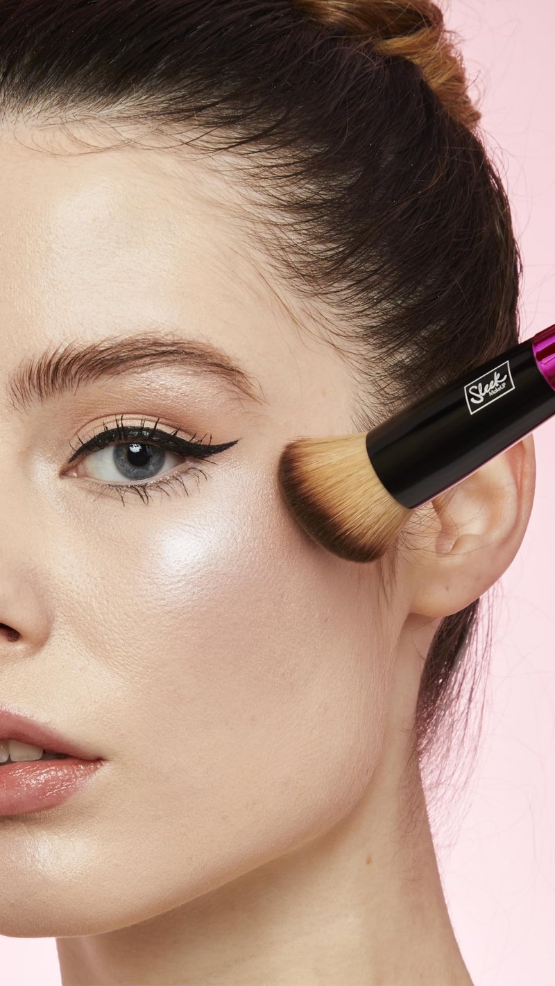 Sleek MakeUP Highlighting Palette, Four Dazzling Shades for a Supercharged Glow, Long Lasting and Lightweight, Intense Colour, Solstice