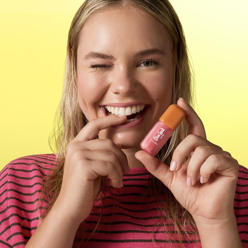 Tree Hut Strawberry Lip Oil - Hydrating Sheer Pink Glossy Formula for Smooth, Kissable Lips | 0.11 fl oz